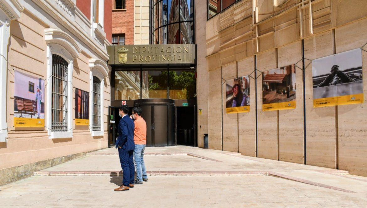 La fachada del Palacio de la Diputación, primera sede de la exposición fotográfica de gran tamaño #PHEdesdemibalcón