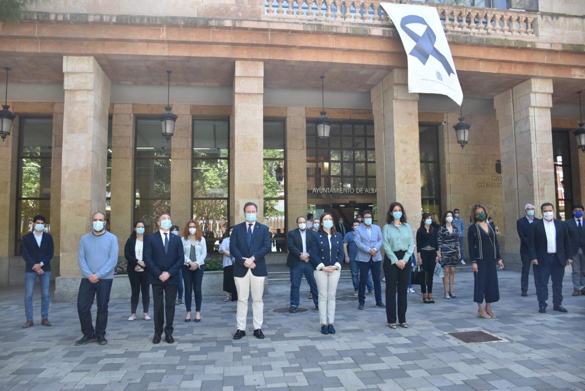 Las instituciones guardan un minuto de silencio en el último día de luto nacional