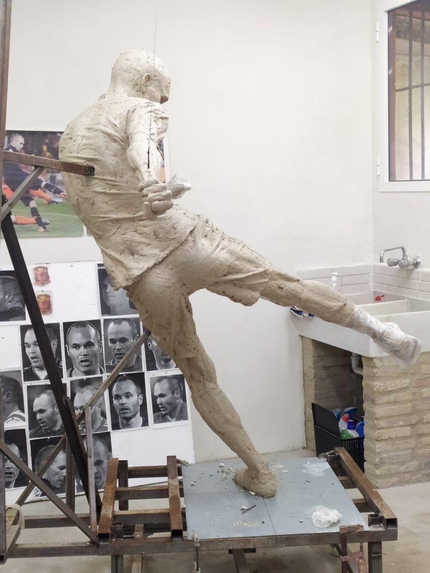 Así evoluciona la estatua de Andrés Iniesta