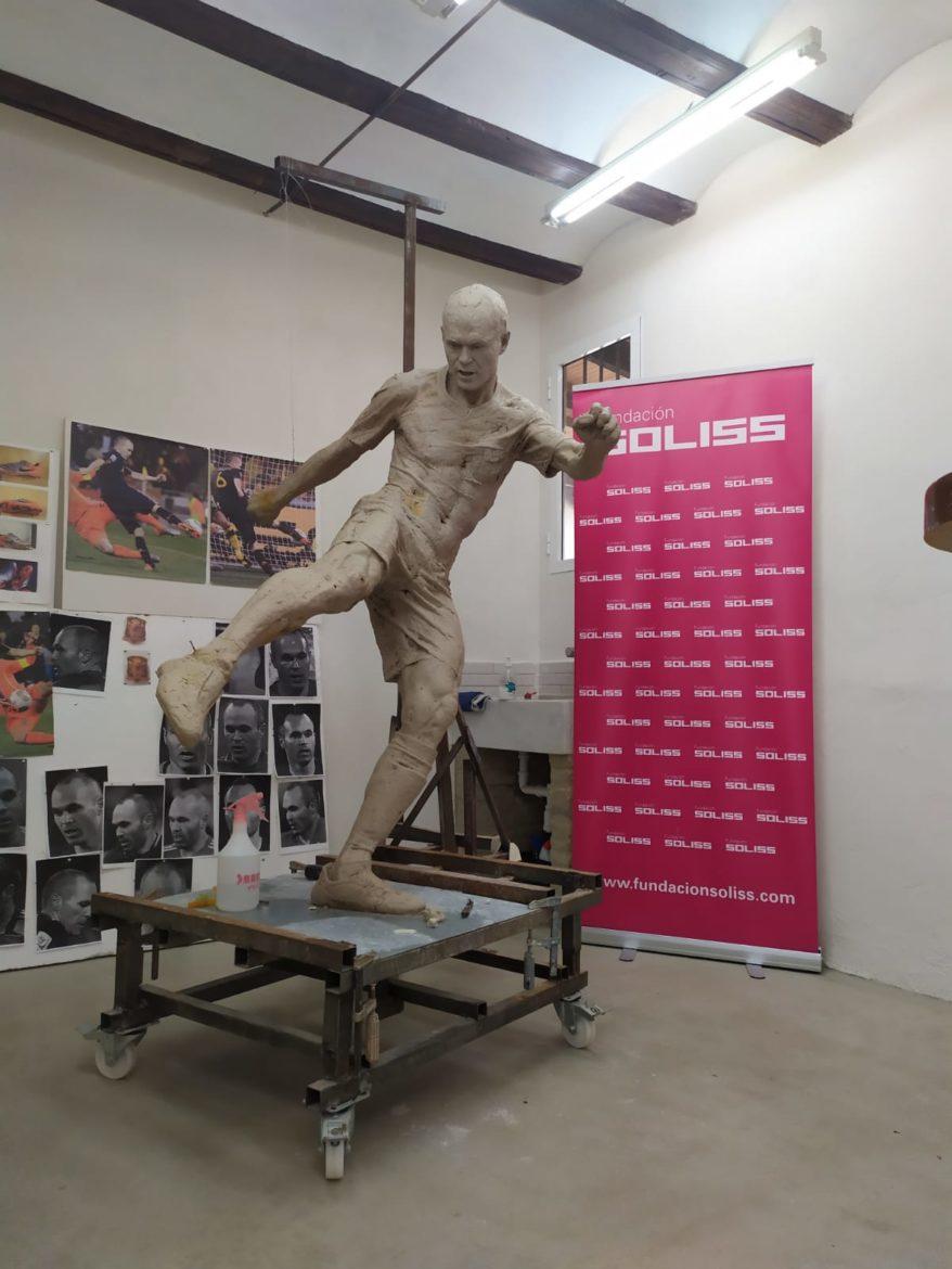 Así evoluciona la estatua de Andrés Iniesta