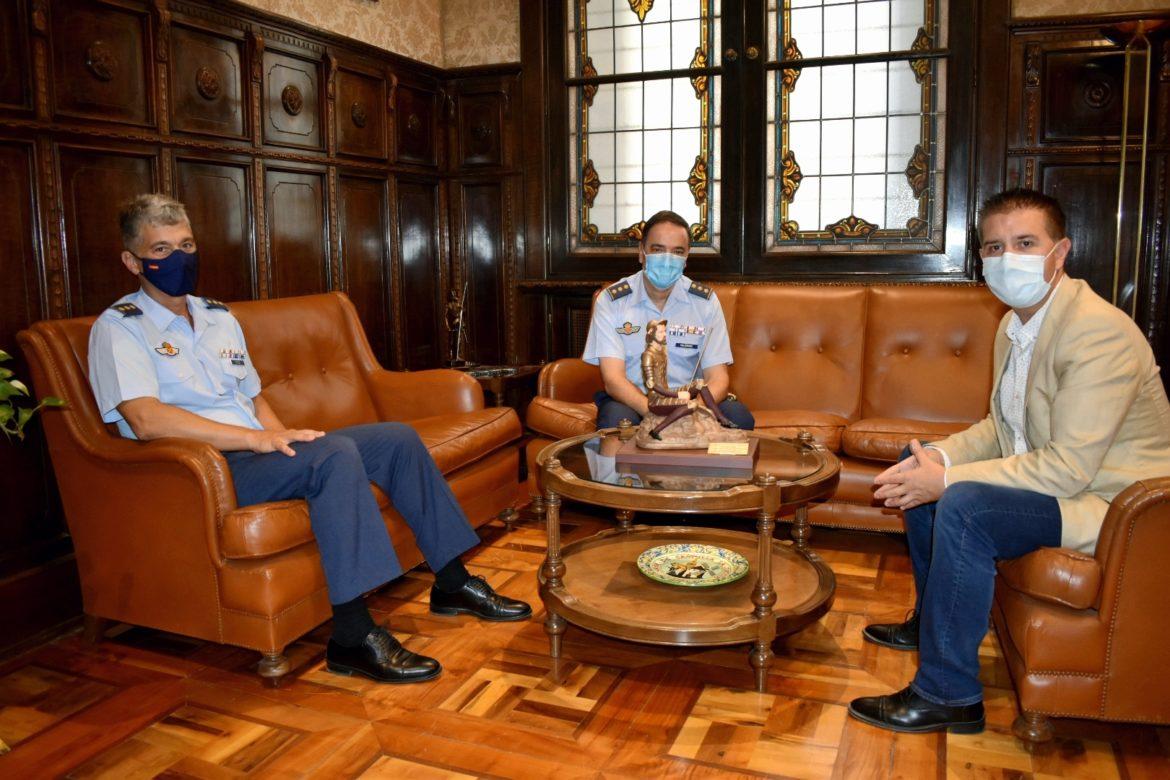 Cabañero recibe a los Coroneles que protagonizarán el próximo Relevo de Mando al frente del TLP en la Base Aérea de Albacete