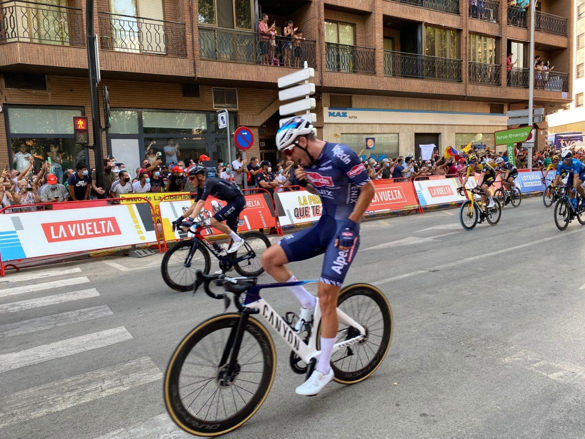 Philipsen se impone en la llegada de La Vuelta a Albacete