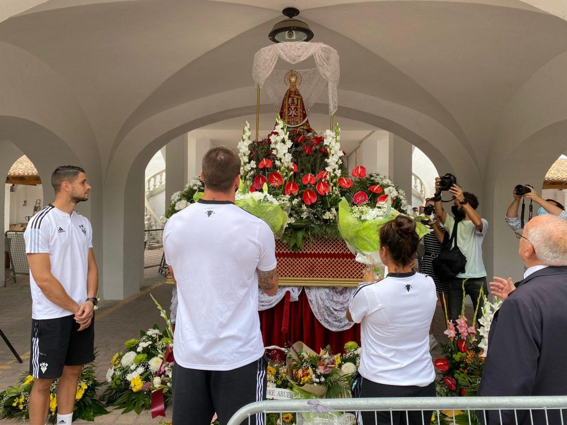 El Alba realiza su tradicional ofrenda a la Virgen de los Llanos