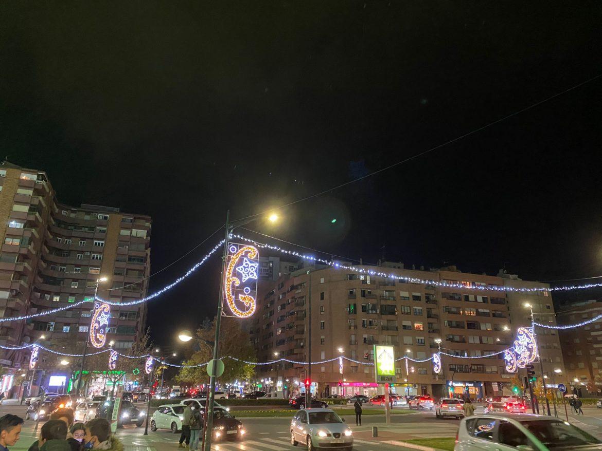 Las luces de Navidad ya brillan en la Avenida España gracias a El Corte Inglés Albacete