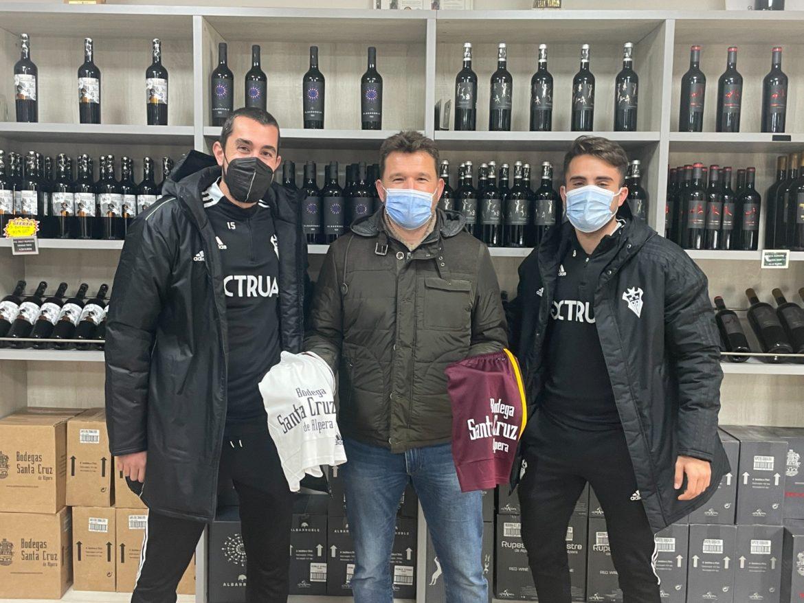 Sergi Maestre y Fran Álvarez visitan la Bodega Santa Cruz de Alpera