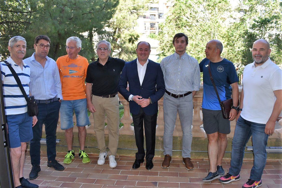 El alcalde felicita a los ‘Siete magníficos’ del Medio Maratón ‘Ciudad de Albacete’