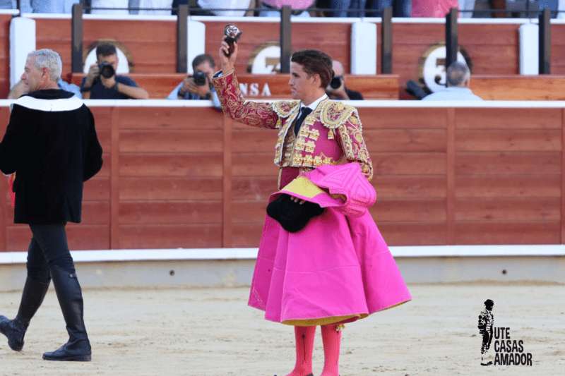 Feria taurina | Diego Carretero pasea la primera oreja de la feria de un gran toro de El Montecillo