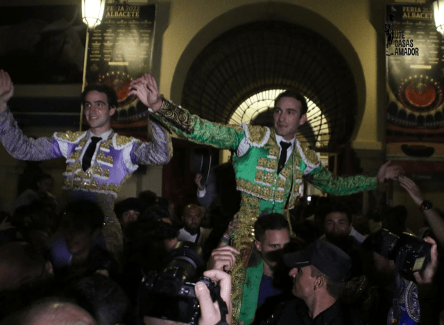 Feria taurina |José Fernando Molina y Víctor Hernández, doble Puerta Grande en la quinta de  Albacete