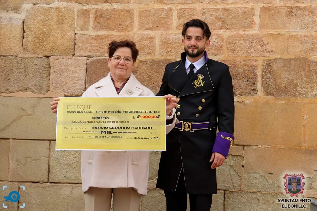 Sergio Serrano dona 1.000€ a la Junta de Cofradías de El Bonillo