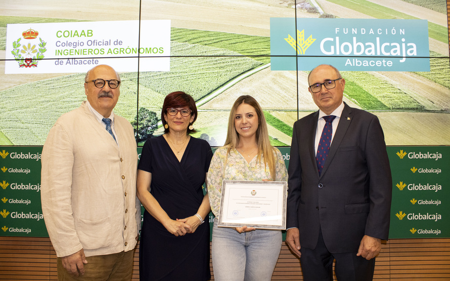 <strong>La Fundación Globalcaja y el Colegio Oficial de Ingenieros Agrónomos premiaron la excelencia académica de la ingeniera Andrea Campos</strong>