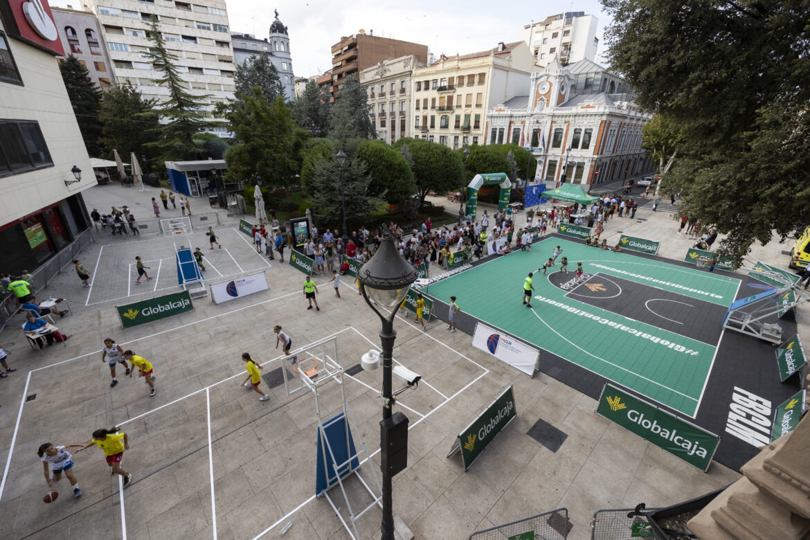 <strong>El ‘3x3 Circuito Globalcaja’ convirtió la Plaza del Altozano en una auténtica cancha de baloncesto donde compitieron un centenar de benjamines</strong>