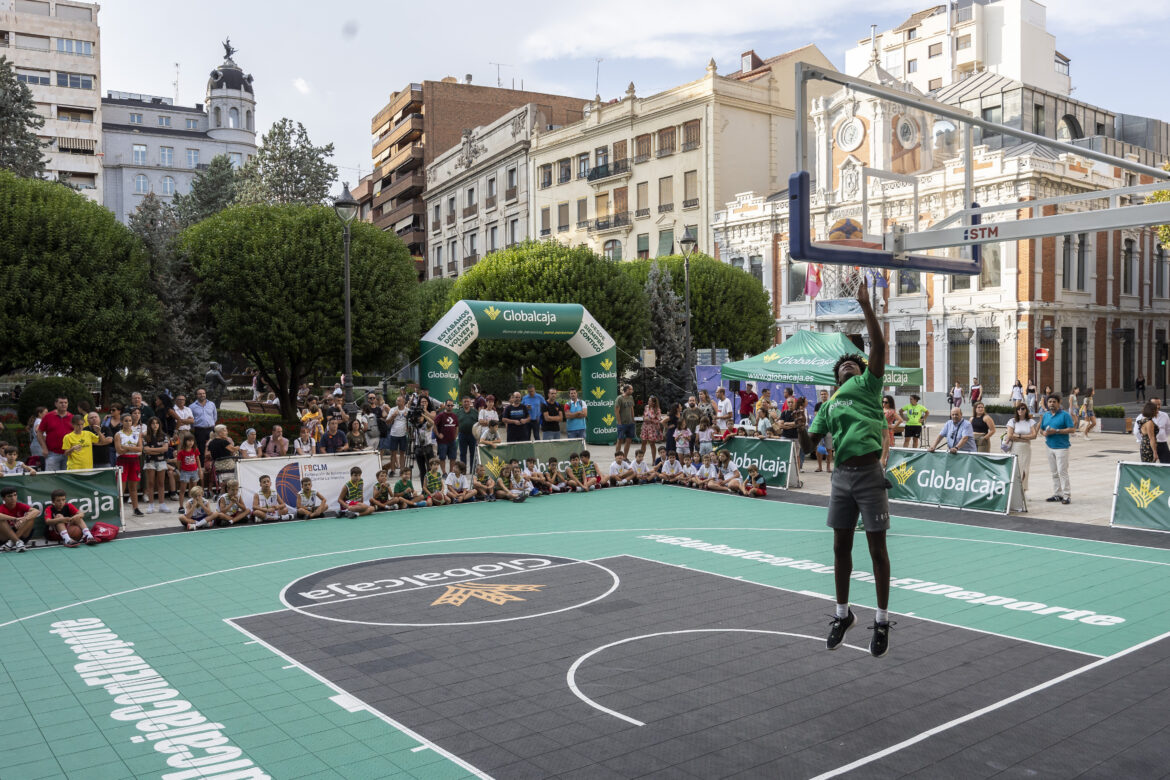 <strong>El ‘3x3 Circuito Globalcaja’ convirtió la Plaza del Altozano en una auténtica cancha de baloncesto donde compitieron un centenar de benjamines</strong>