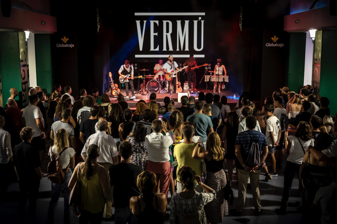 <strong>La banda Vermú inauguró las noches del Stand de Globalcaja con un concierto que arrancó por seguidillas al público</strong><strong></strong>