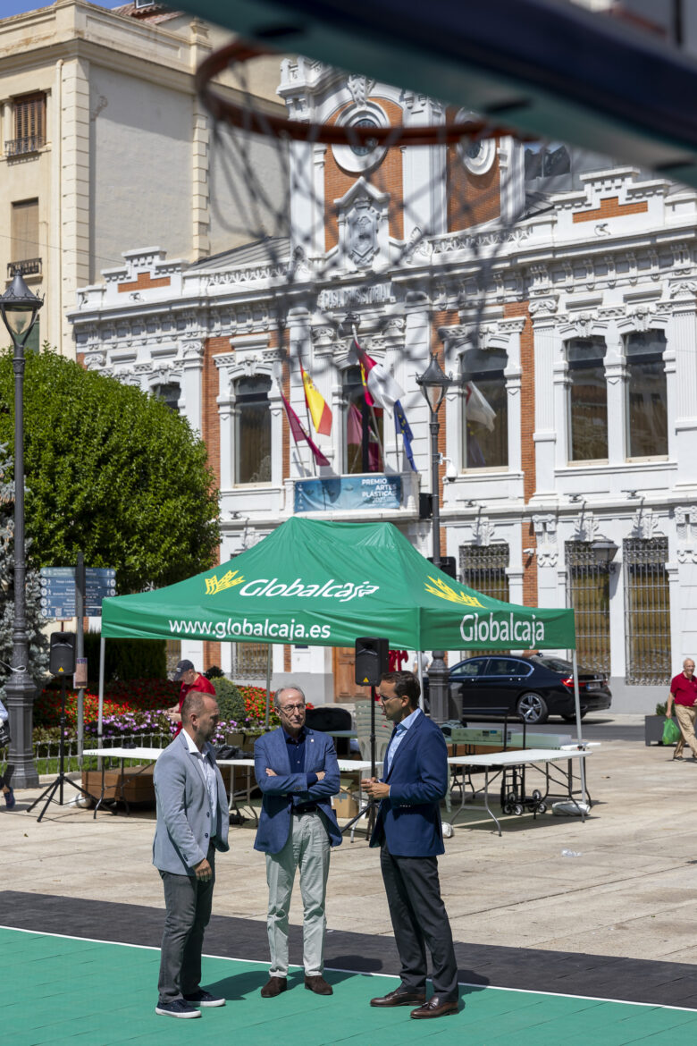 <strong>El ‘3x3 Circuito Globalcaja’ convirtió la Plaza del Altozano en una auténtica cancha de baloncesto donde compitieron un centenar de benjamines</strong>