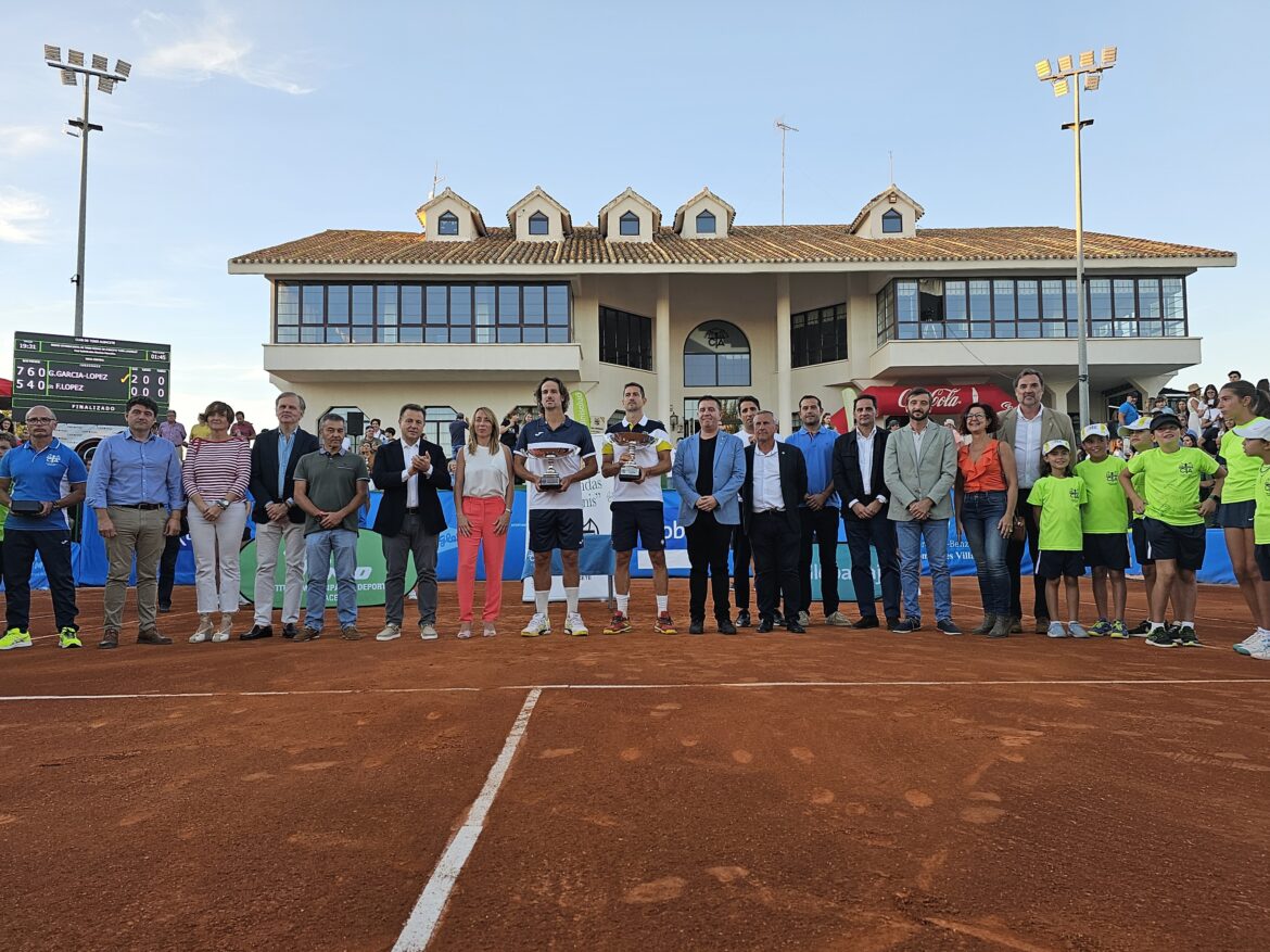 El Presidente de la Diputación de Albacete entrega a García-López el trofeo que le acredita como el primer ‘Leyenda’ del Tenis de Albacete