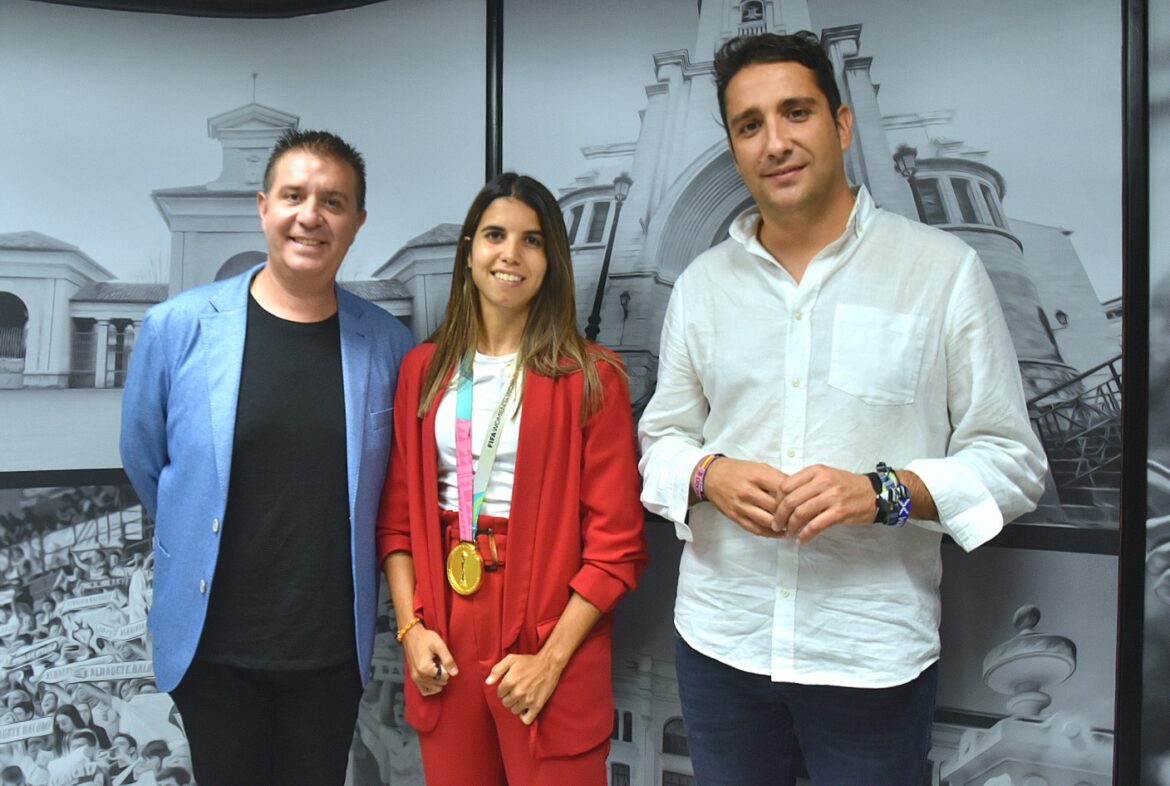 Cabañero traslada a Alba Redondo la felicitación de toda la provincia por el histórico Mundial logrado para España por la Selección Femenina de Fútbol