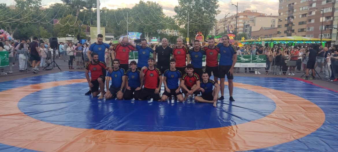 La lucha deportiva se exhibe en la Feria