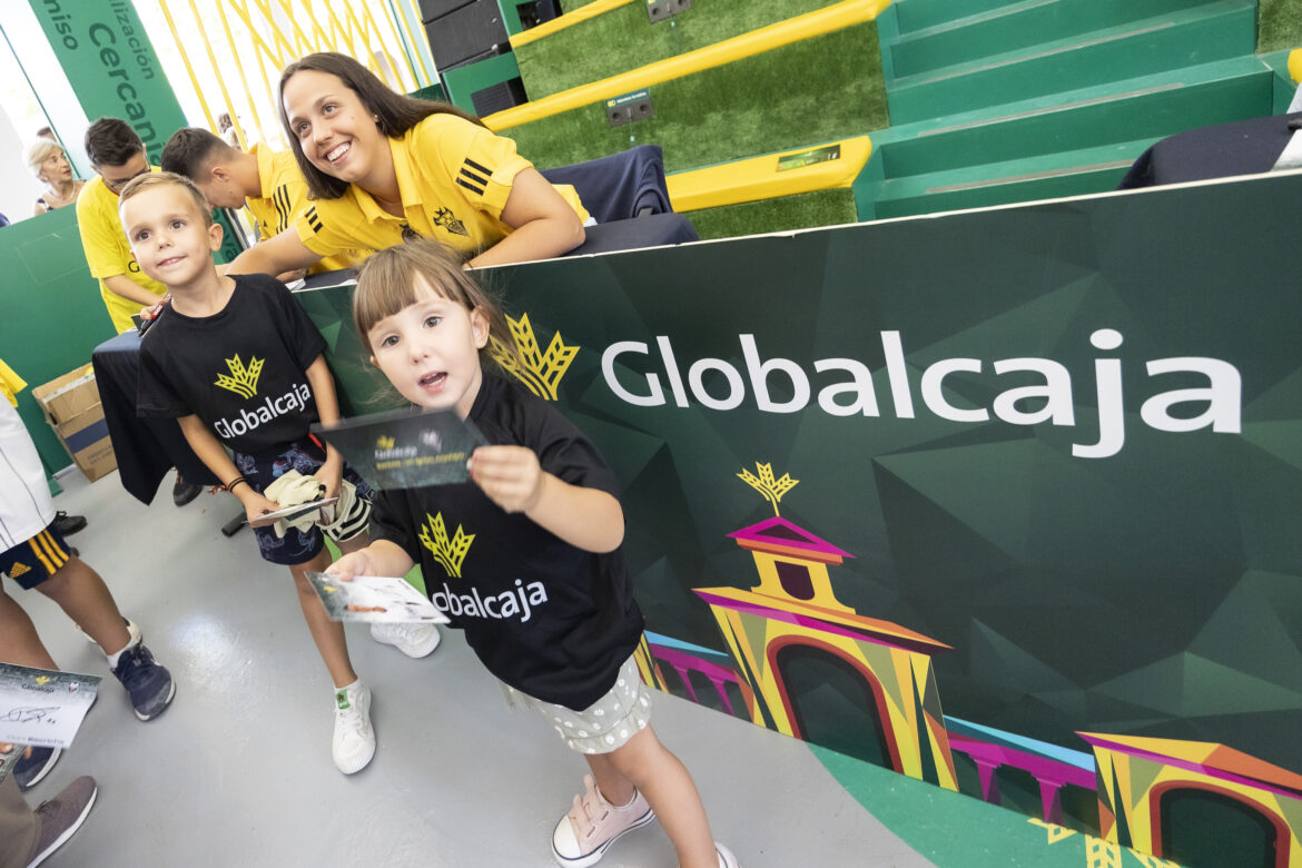 El stand de Globalcaja acoge una firma de jugadores y jugadoras del Albacete Balompié y del Fundación