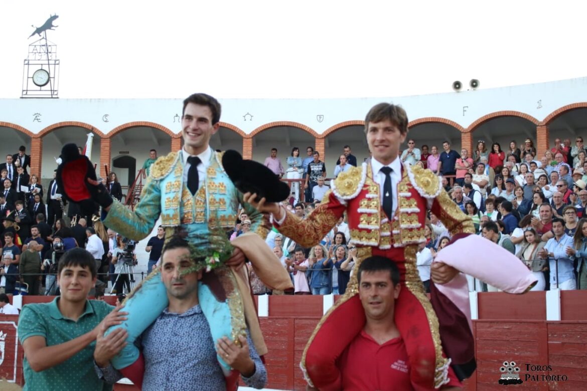 Juan Leal y Samuel Navalón abrieron la Puerta Grande de la plaza de toros de Munera