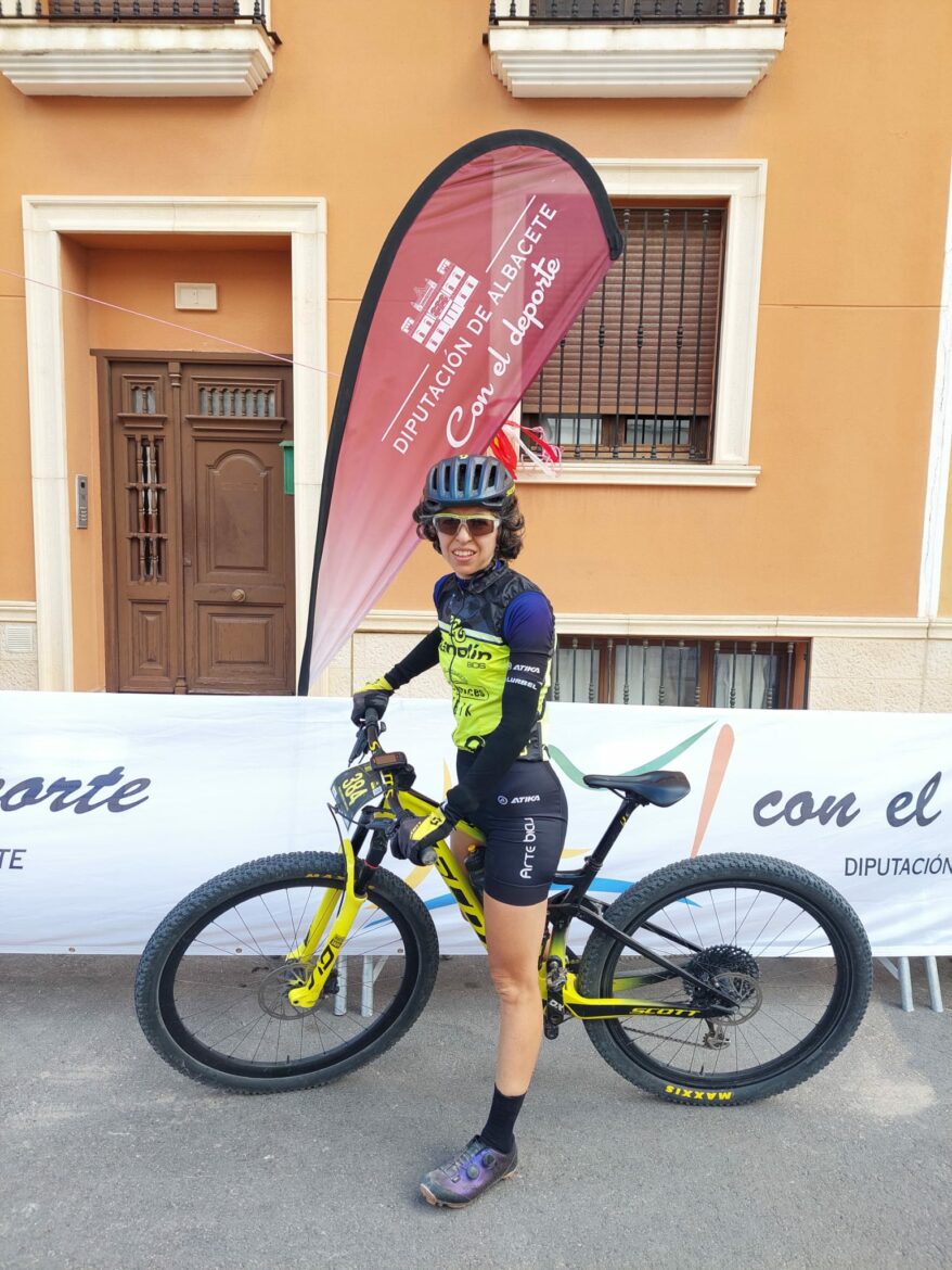 Alberto López y Nieves Giménez triunfan en la prueba BTT de Chinchilla de Montearagón