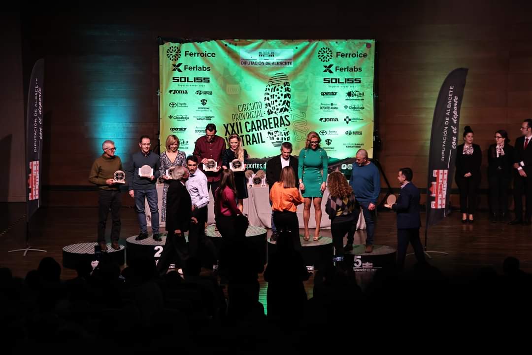 Los atletas de Amiab Ángel Bravo y Paqui García, primero y segunda respectivamente en categoría discapacidad en el XXII Circuito de Carreras Populares Diputación de Albacete