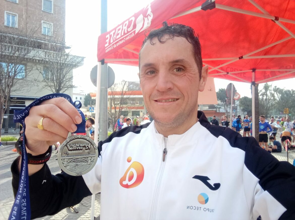 <strong>El atleta de Amiab Ángel Bravo, tercero en categoría personas con discapacidad en la Media Maratón de Sevilla</strong>