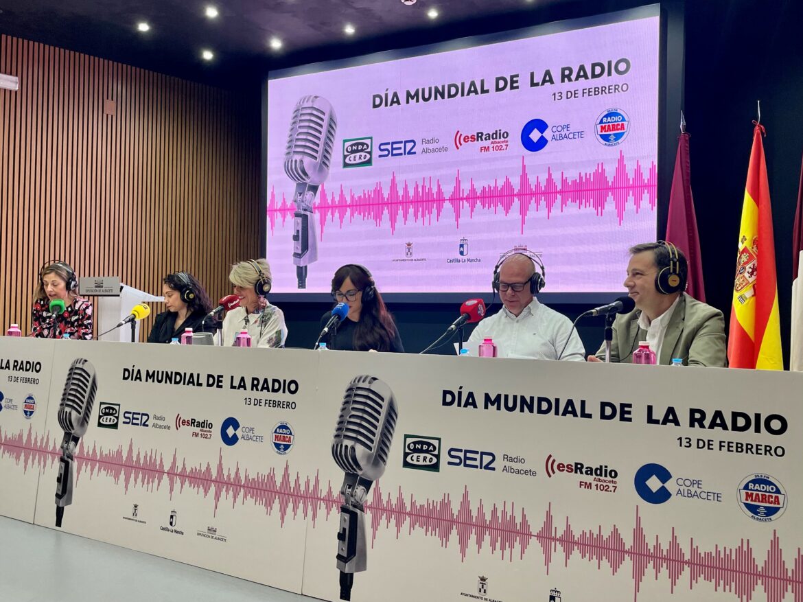 <a><strong>Manuel Serrano felicita a las emisoras locales y recuerda que “la radio es un medio muy vivo y muy valorado por quienes la escuchan”</strong></a>