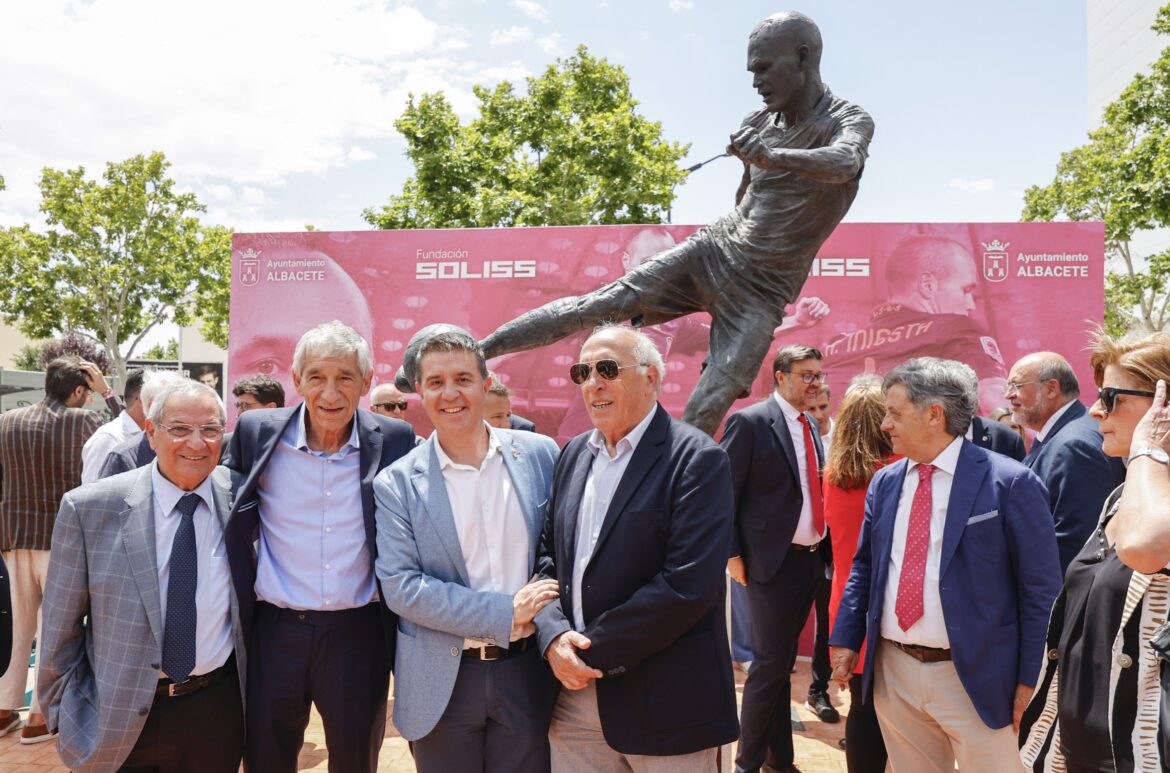 <strong>Cabañero ve en la escultura de Iniesta no sólo el homenaje a “un futbolista único” que marcó un hito para España, sino a “una persona ejemplar dentro y fuera de los terrenos de juego”</strong>