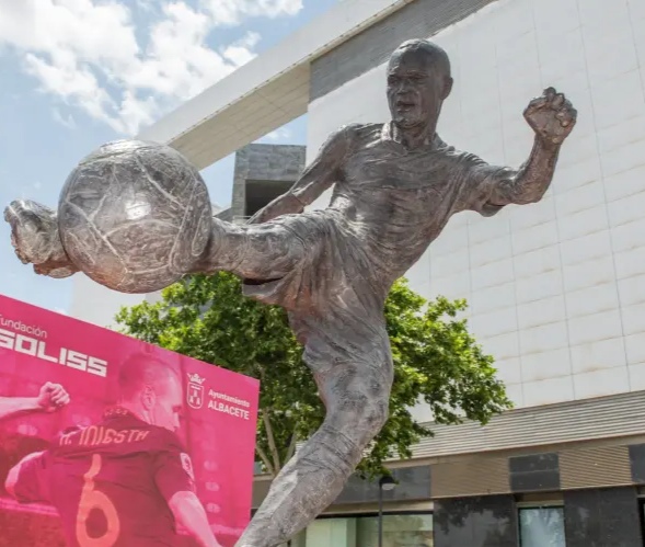 Andrés Iniesta estará mañana en Albacete para conocer su escultura