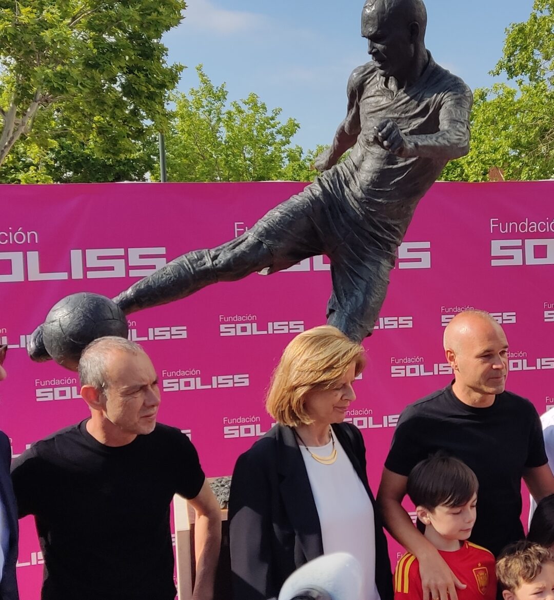 Andrés Iniesta ha visitado la escultura en su honor