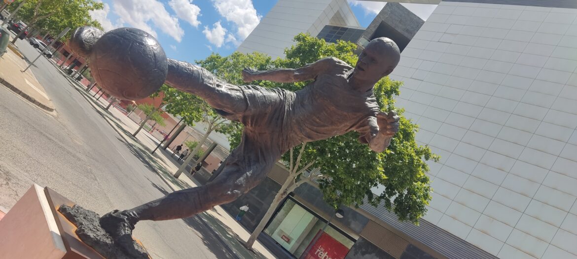 Andrés Iniesta ha visitado la escultura en su honor