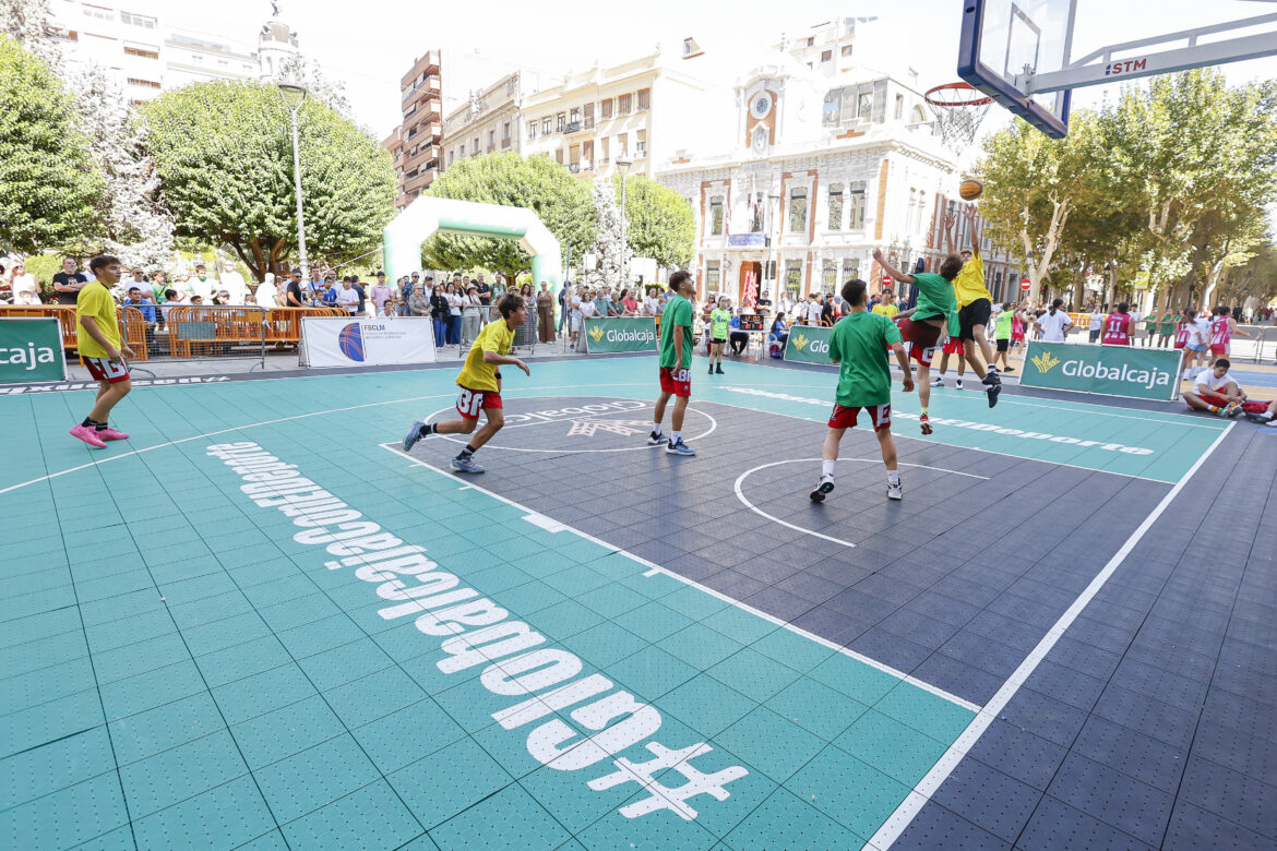 La emblemática Plaza del Altozano vive una exitosa jornada de baloncesto gracias al Circuito Globalcaja 3x3 en el que participaron 200 deportistas