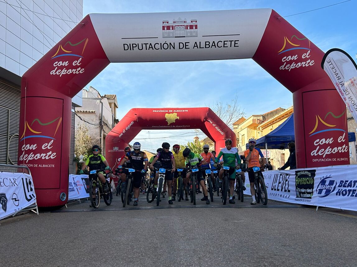 <strong>José David Jiménez y Lucía Navarro vencen en la prueba BTT de Bonete</strong>