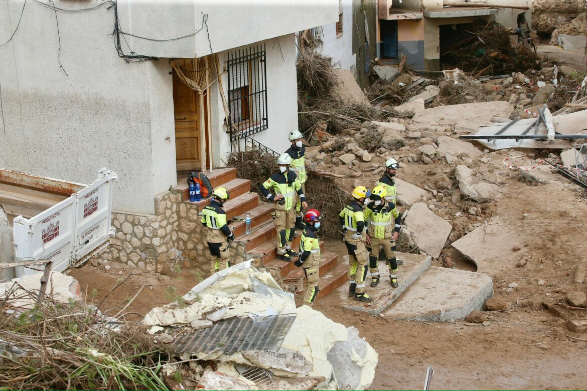 <strong>Se confirma el hallazgo del cuerpo de una de las cinco víctimas desaparecidas en Letur, a cuyo operativo se suman geólogos y un experto en socio-hidrología de la mano de la Diputación</strong>