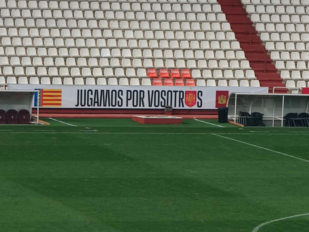 Homenaje de la selección nacional a los afectados por la DANA