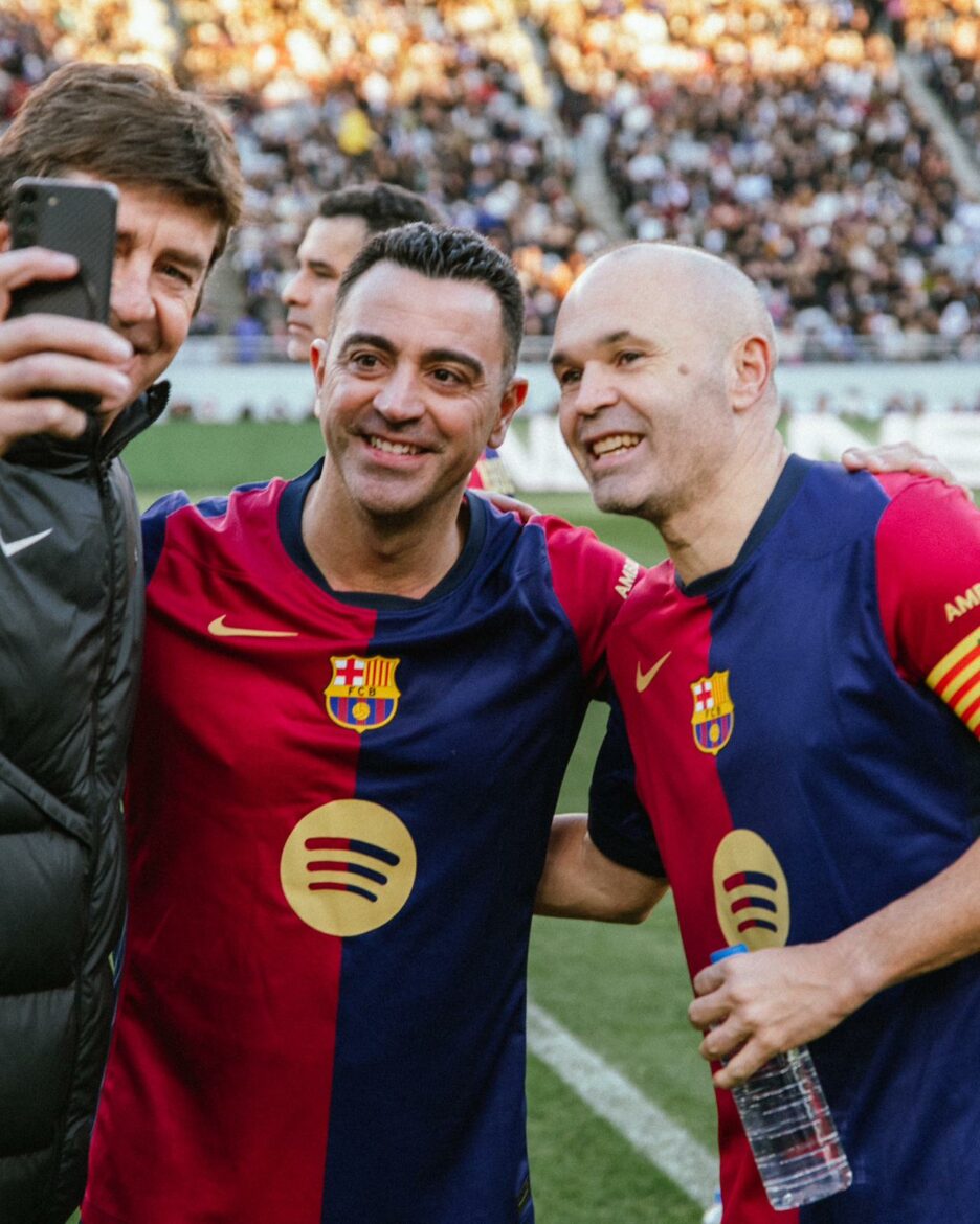 Xavi e Iniesta lideran al Barça en la victoria frente al Real Madrid en El Clásico de leyendas en Tokyo (2-1)