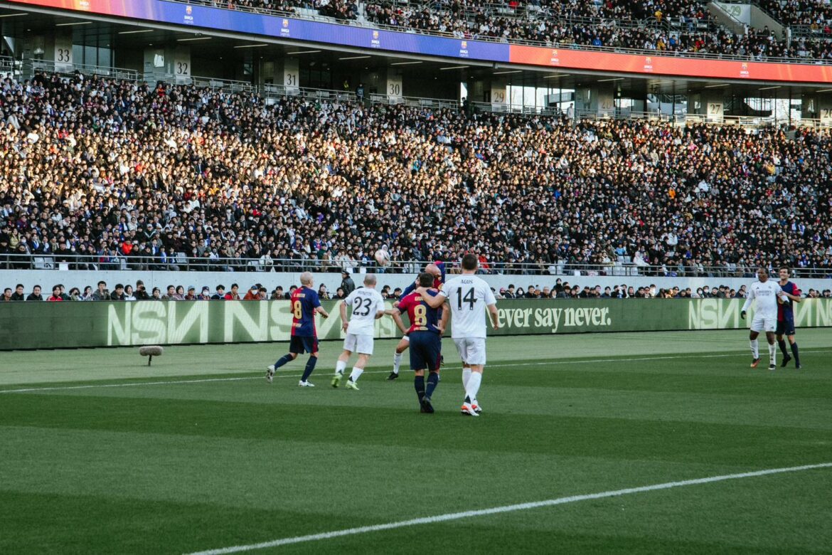 Xavi e Iniesta lideran al Barça en la victoria frente al Real Madrid en El Clásico de leyendas en Tokyo (2-1)