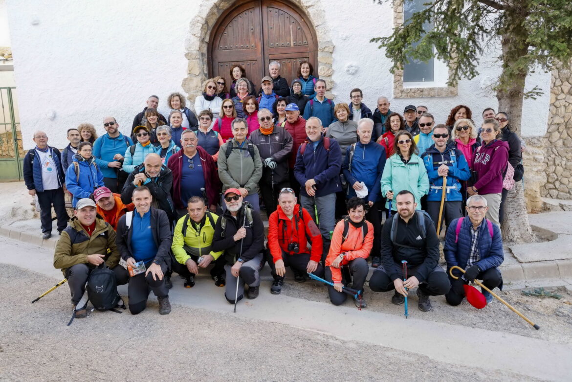 <strong>El sol, pese a las fechas, sorprendió en las dos nuevas rutas de senderismo con la Diputación, en San Pedro y Liétor</strong>