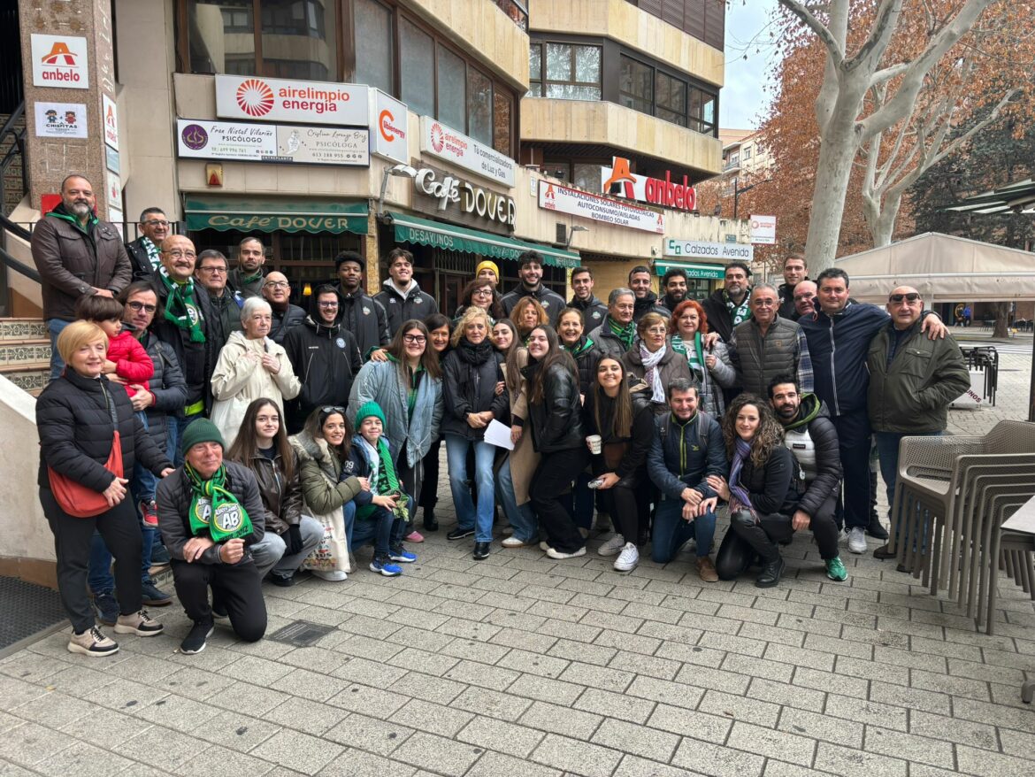 La plantilla del Bueno Arenas Albacete Basket, presente en la salida de sus aficionados hacia Archena