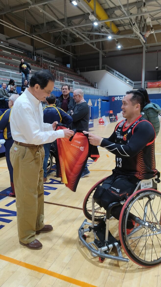 <strong>El embajador de Japón en España asiste al primer partido de liga del último fichaje del BSR amiab Albacete Reo Fujimoto</strong>