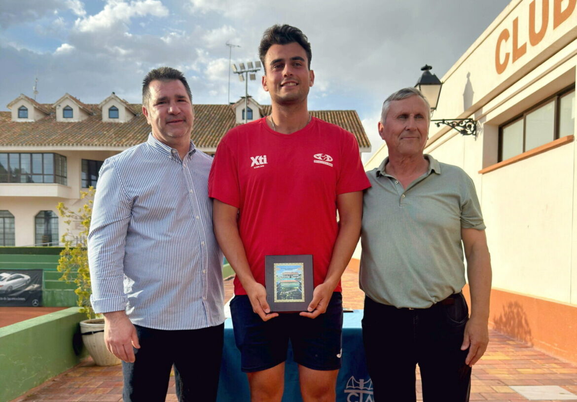 El alicantino Iván Rodríguez gana el Open Automóviles Villar Mercedes Benz tras lesión de su rival