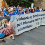 Dejando Huella se manifiesta junto a los veterinarios