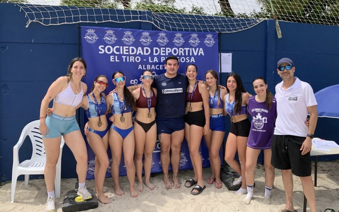 Los equipos cadete e infantil femenino del club ADEVA, campeones regionales de Voley Playa