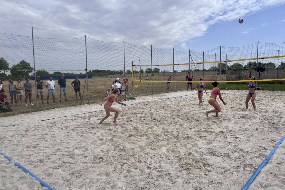 Los equipos cadete e infantil femenino del club ADEVA, campeones regionales de Voley Playa