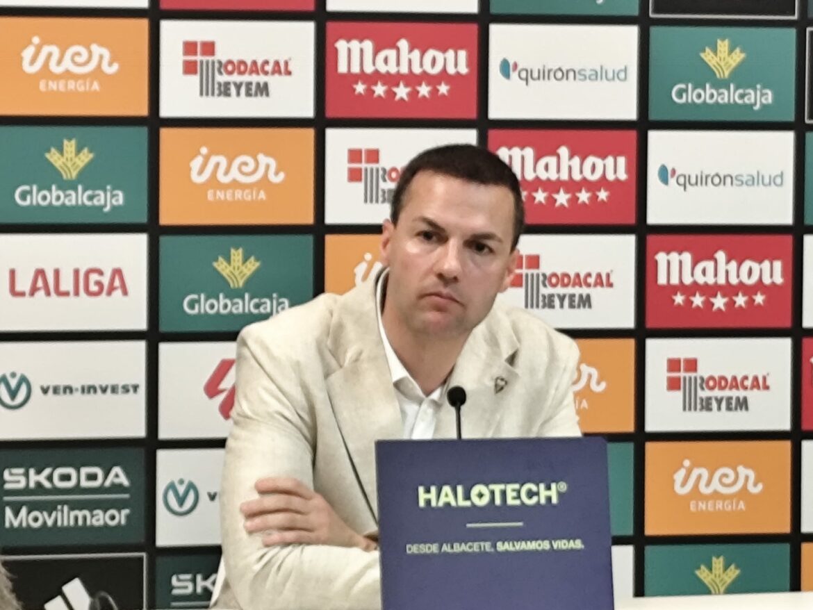 Víctor Varela: "Me parece una falta de ética y de respeto que no se comunique cualquier contacto de otros clubes con Kofane"
