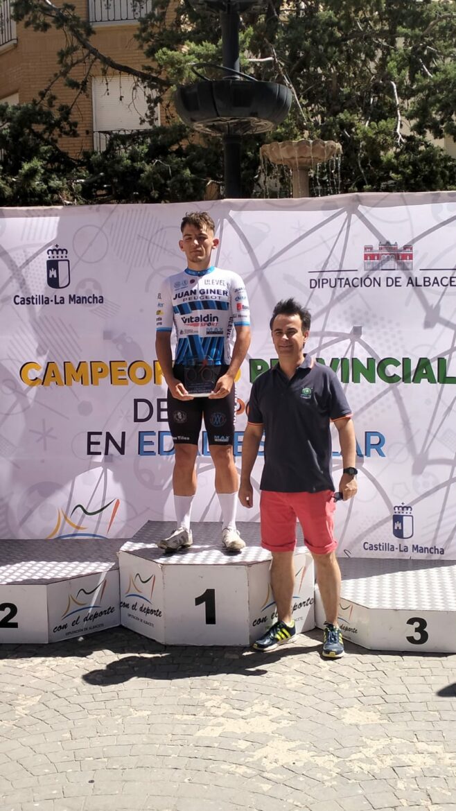Xavier Arnal Pérez gana el Trofeo San<br>Isidro de Ciclismo en Villamalea