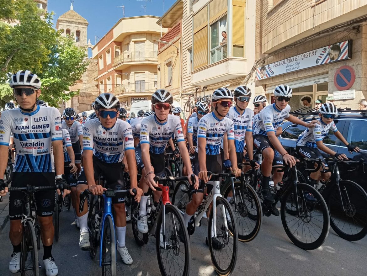 Xavier Arnal Pérez gana el Trofeo San<br>Isidro de Ciclismo en Villamalea