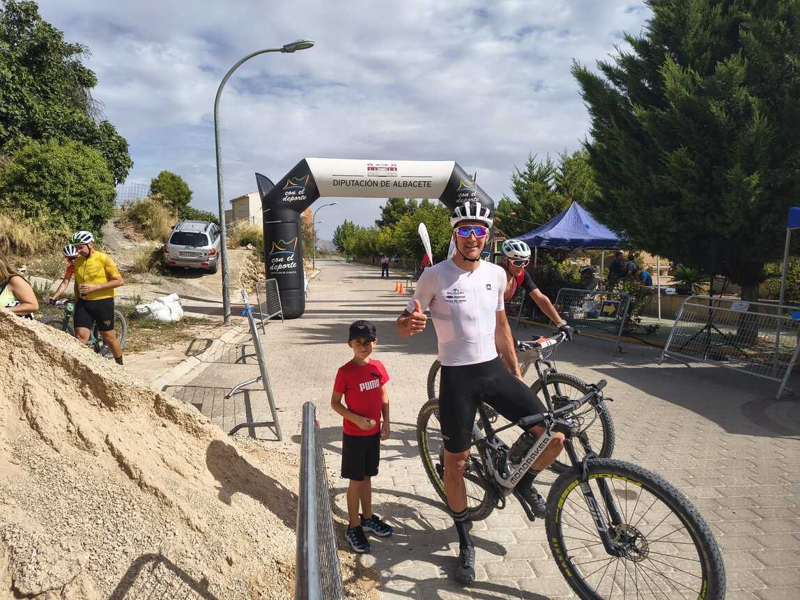 Circuito BTT | Francisco Rus y Meritxell Falomir ganan la IX Carrera BTT de Férez 