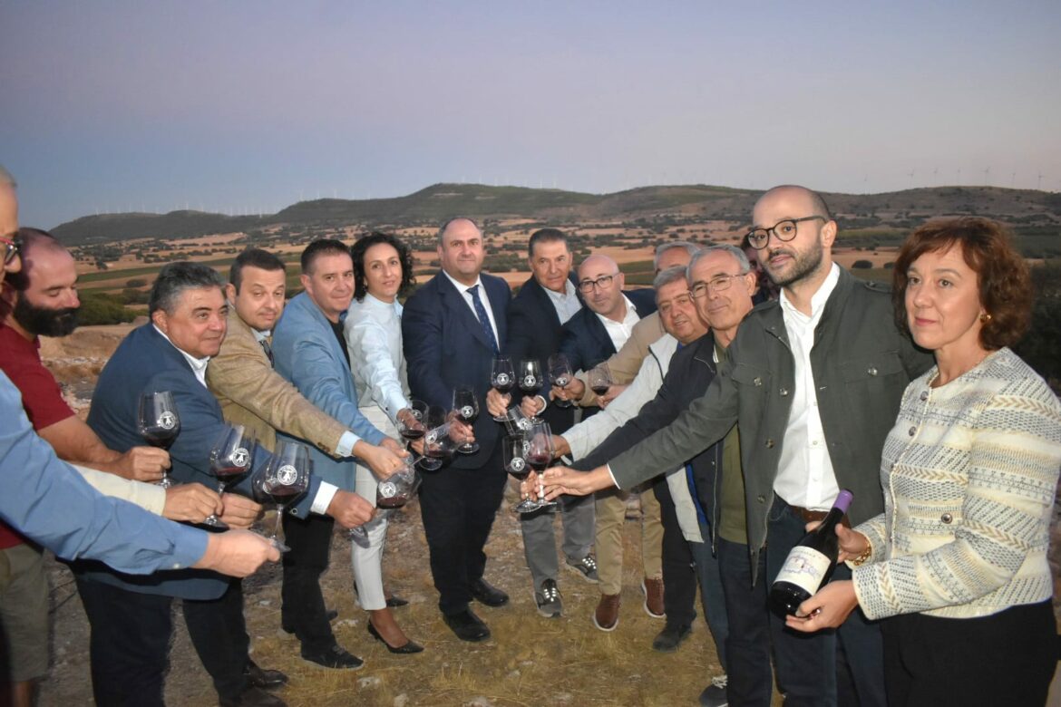 Cabañero felicita al pueblo de Higueruela por su nuevo vino ‘Alquería de La Graja’, que une pasado, presente y futuro sumando valor añadido