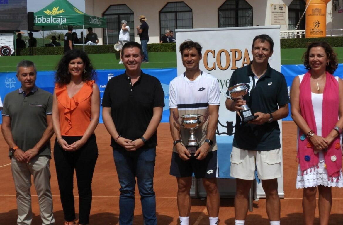 <strong>David Ferrer recibe de manos de Cabañero la III Copa Leyendas con lleno absoluto en el Club Tenis Albacete</strong>